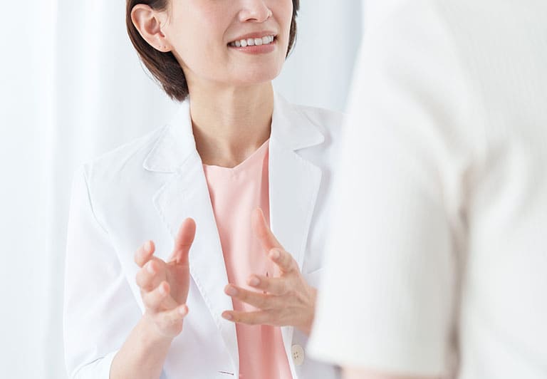 女性医師による診察